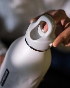 Cận cảnh thao tác mở nắp khóa 1 giây Revomax