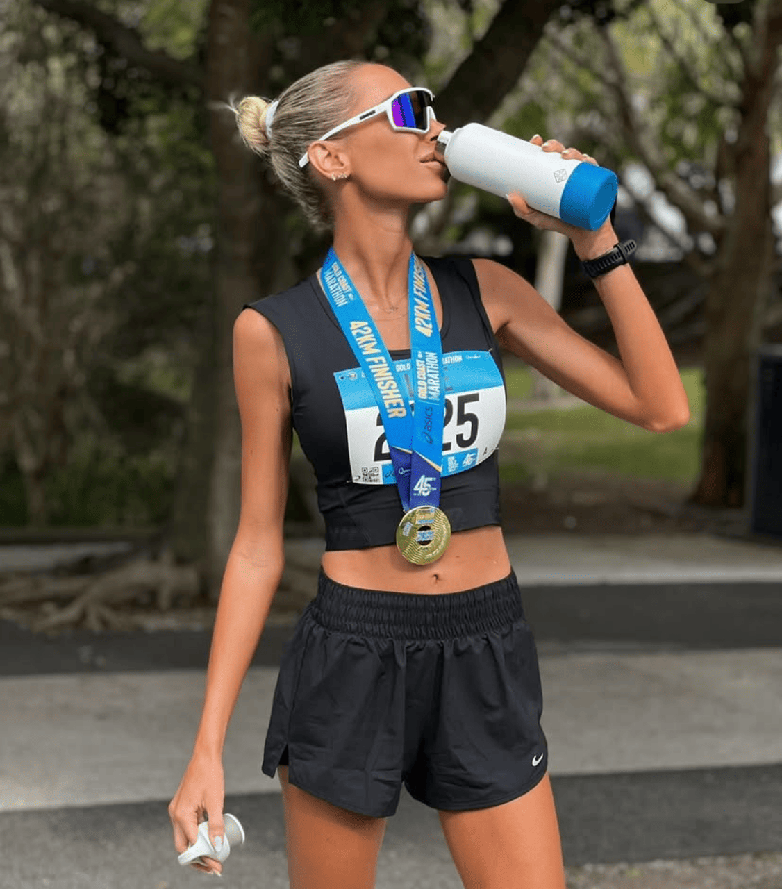 ảnh người chơi thể thao uống nước